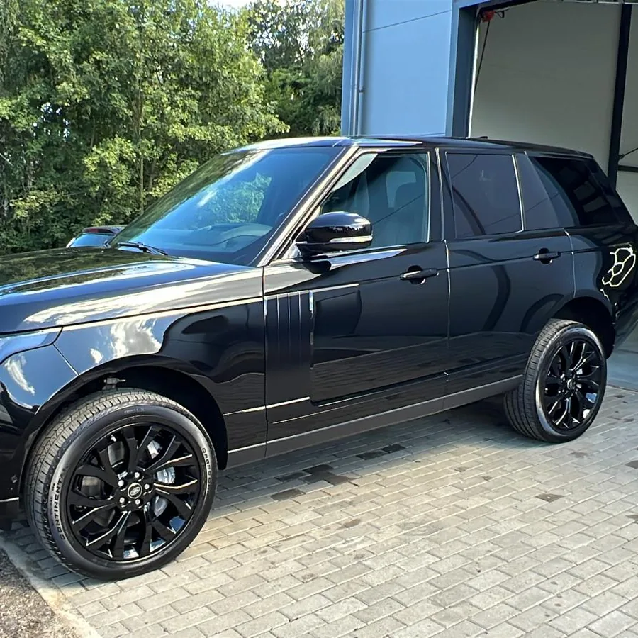 Czarny luksusowy SUV przed studiem