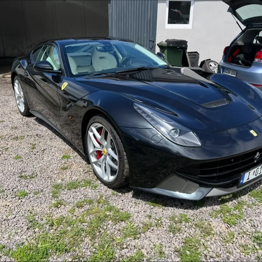 Ciemne sportowe coupé po detailingu