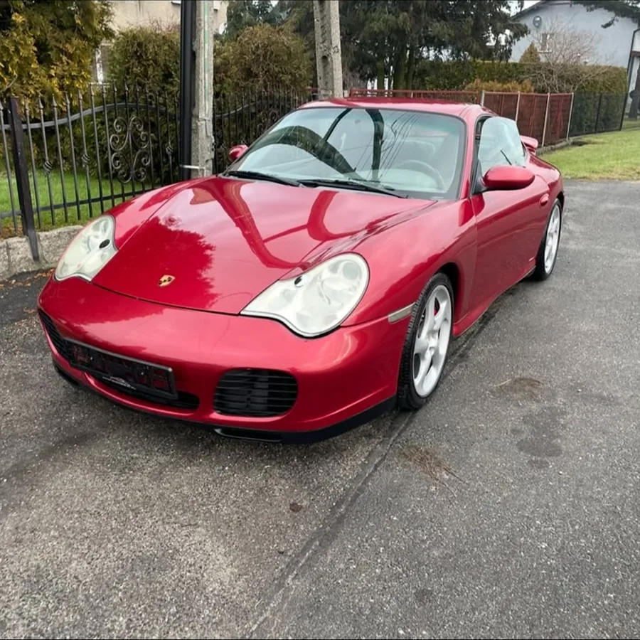 Czerwone sportowe auto po detailingu