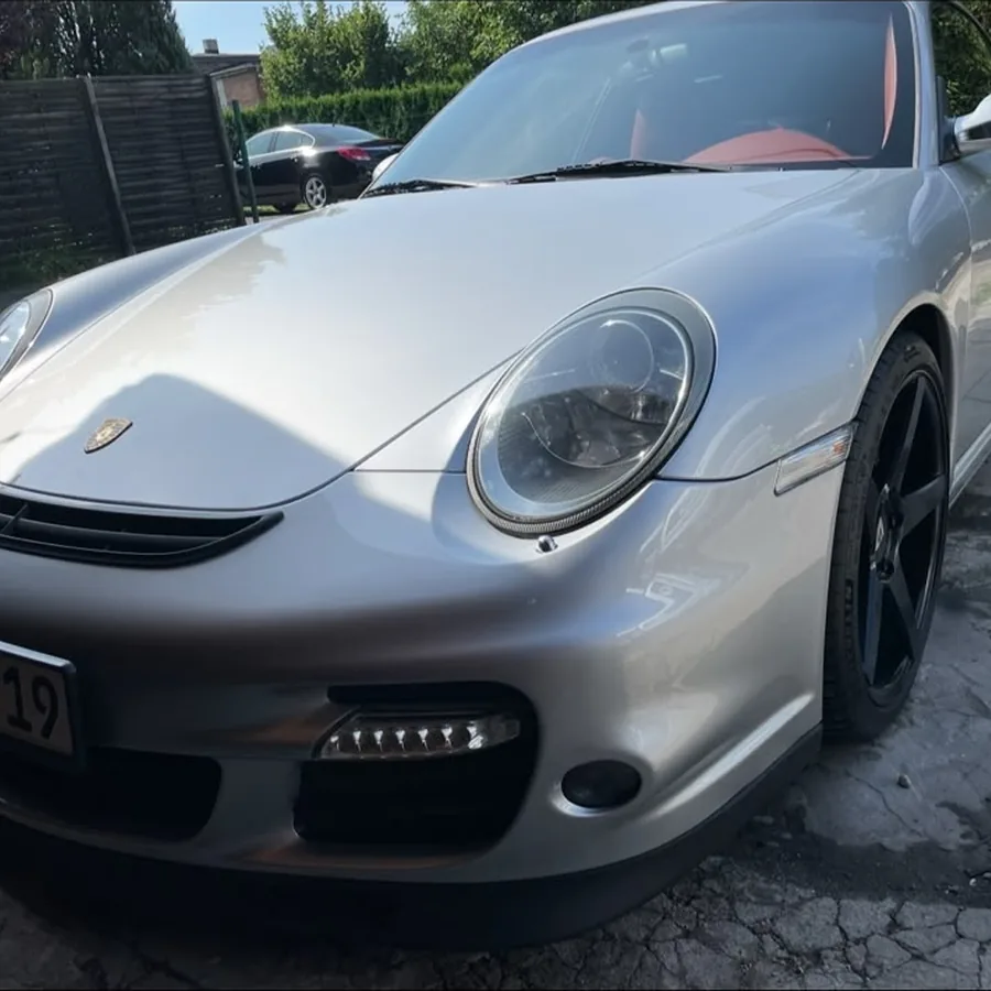 Srebrne sportowe coupé po odnowieniu