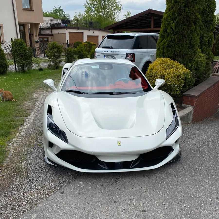 Białe auto sportowe widziane od przodu