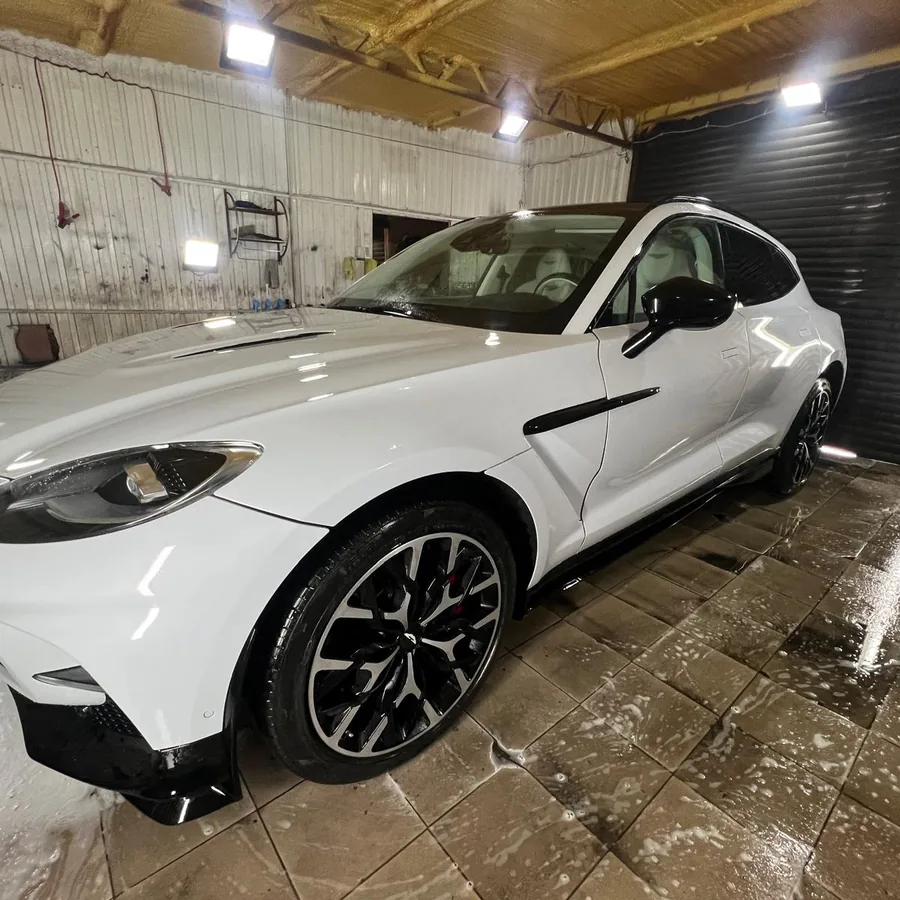 Biały sportowy SUV w trakcie detailingu