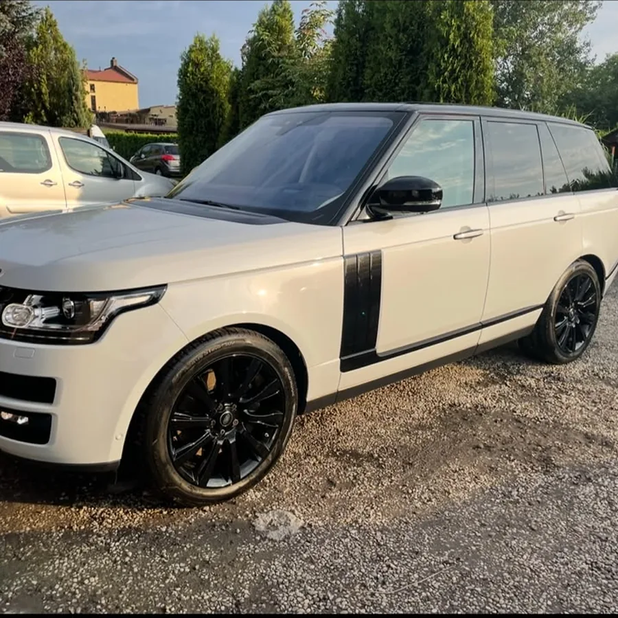 Biały SUV po detailingu nadwozia