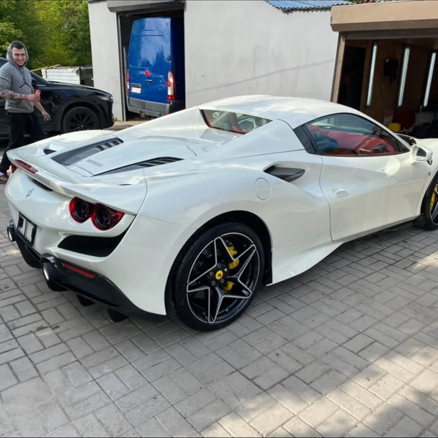 Białe auto sportowe widziane od tyłu