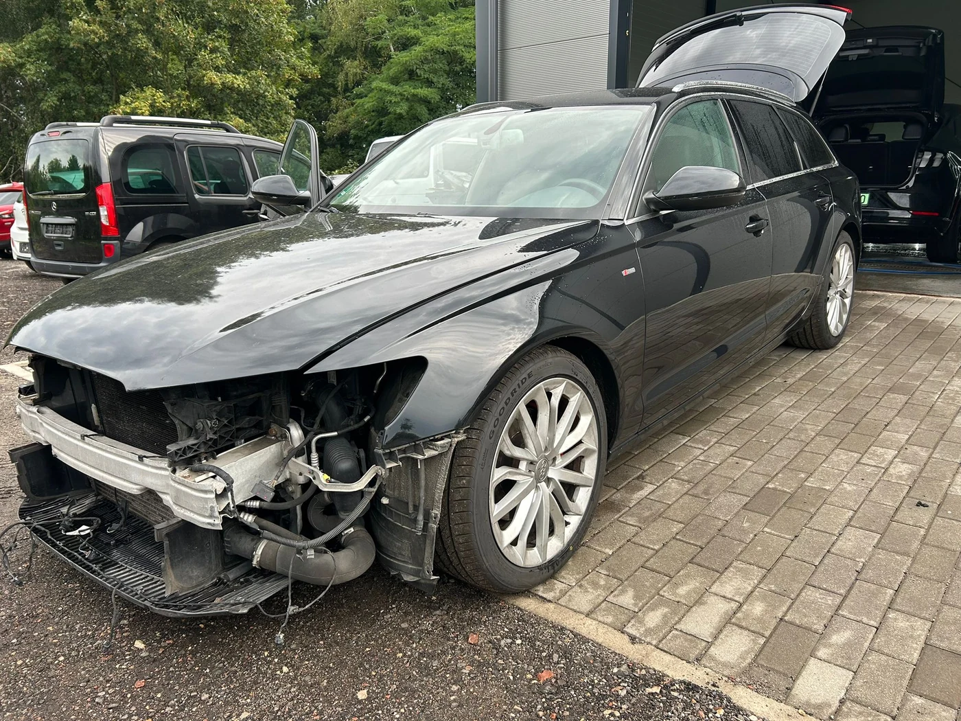 Audi w trakcie prac, ze zdemontowanym przednim zderzakiem i lampami