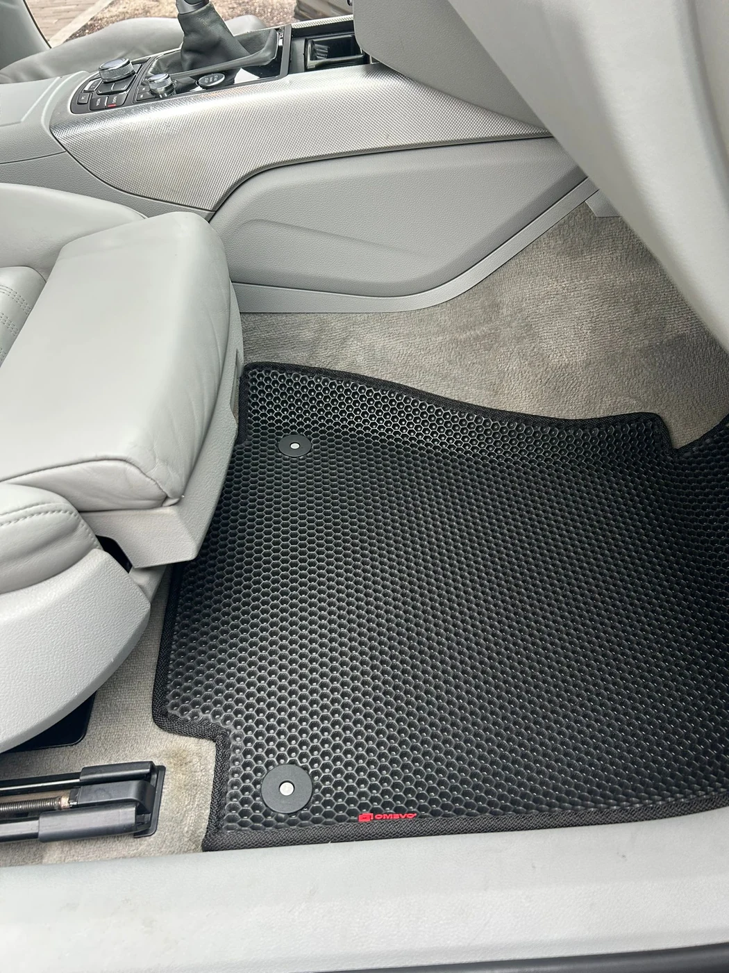 Odświeżona podłoga Audi i inny dywanik o wzorze plastra miodu