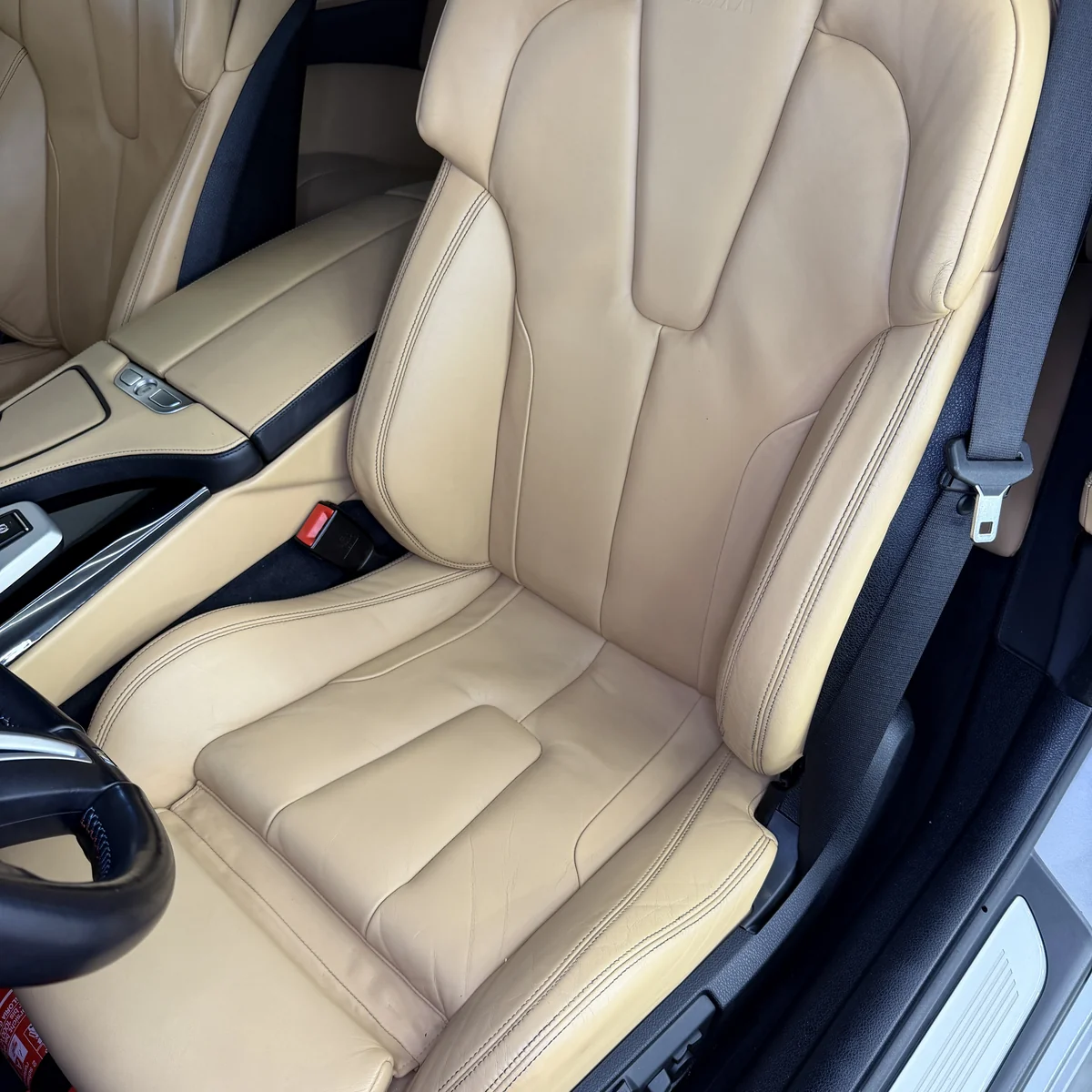 Jasny fotel BMW M6 po czyszczeniu i renowacji