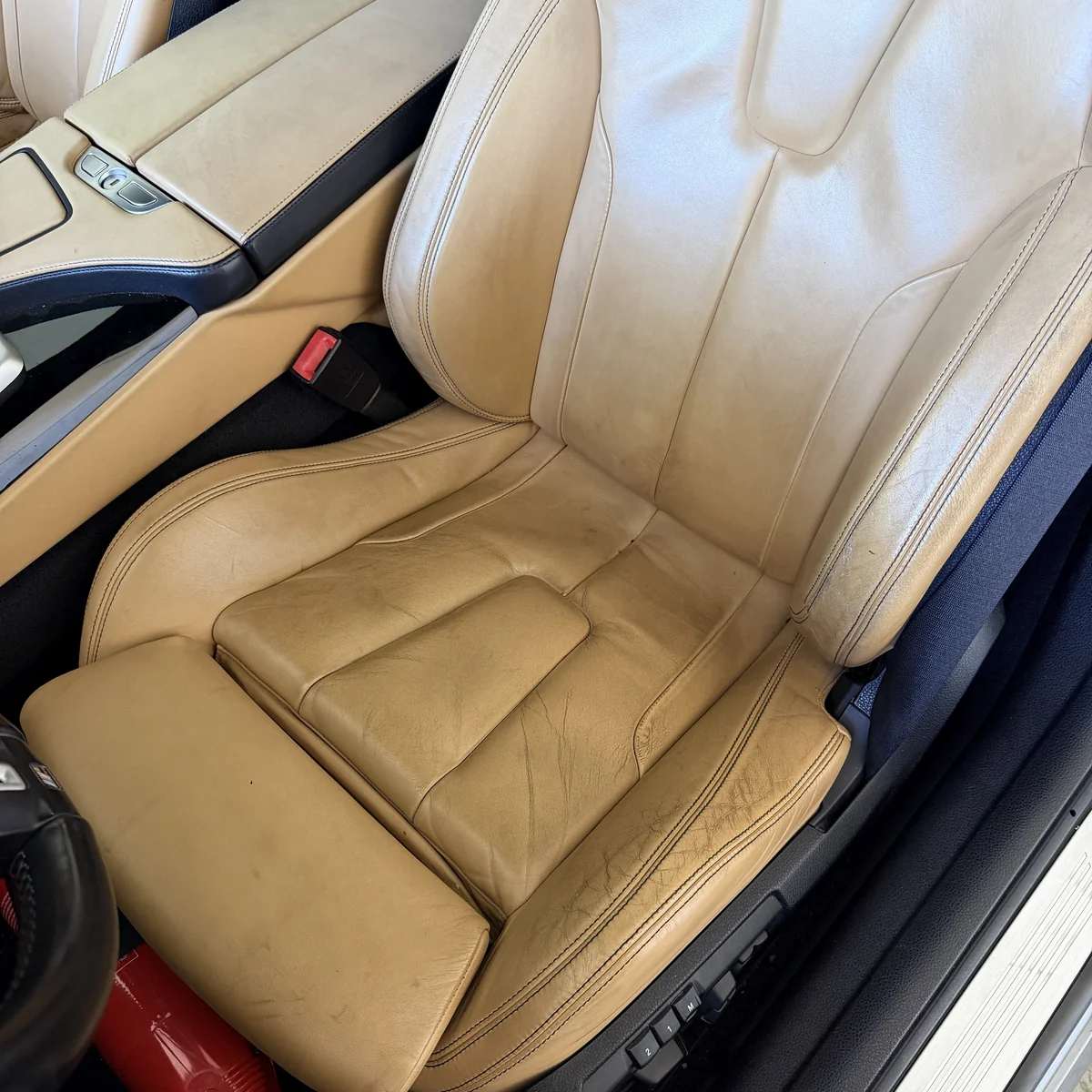 Jasny fotel BMW M6 przed czyszczeniem i renowacją