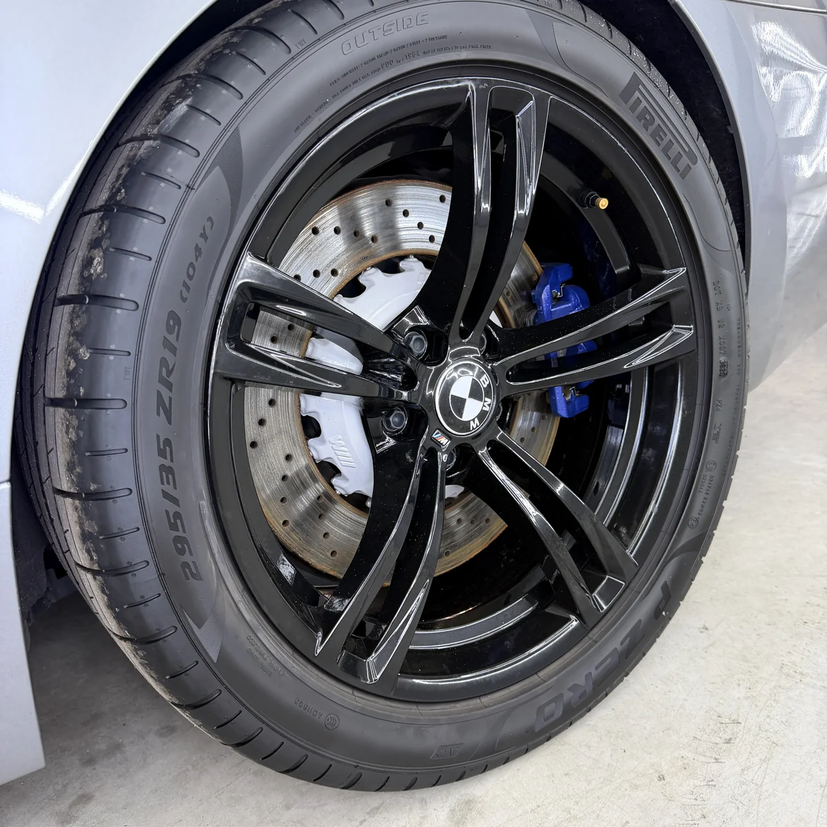Felga i zacisk BMW M6 po detailingu