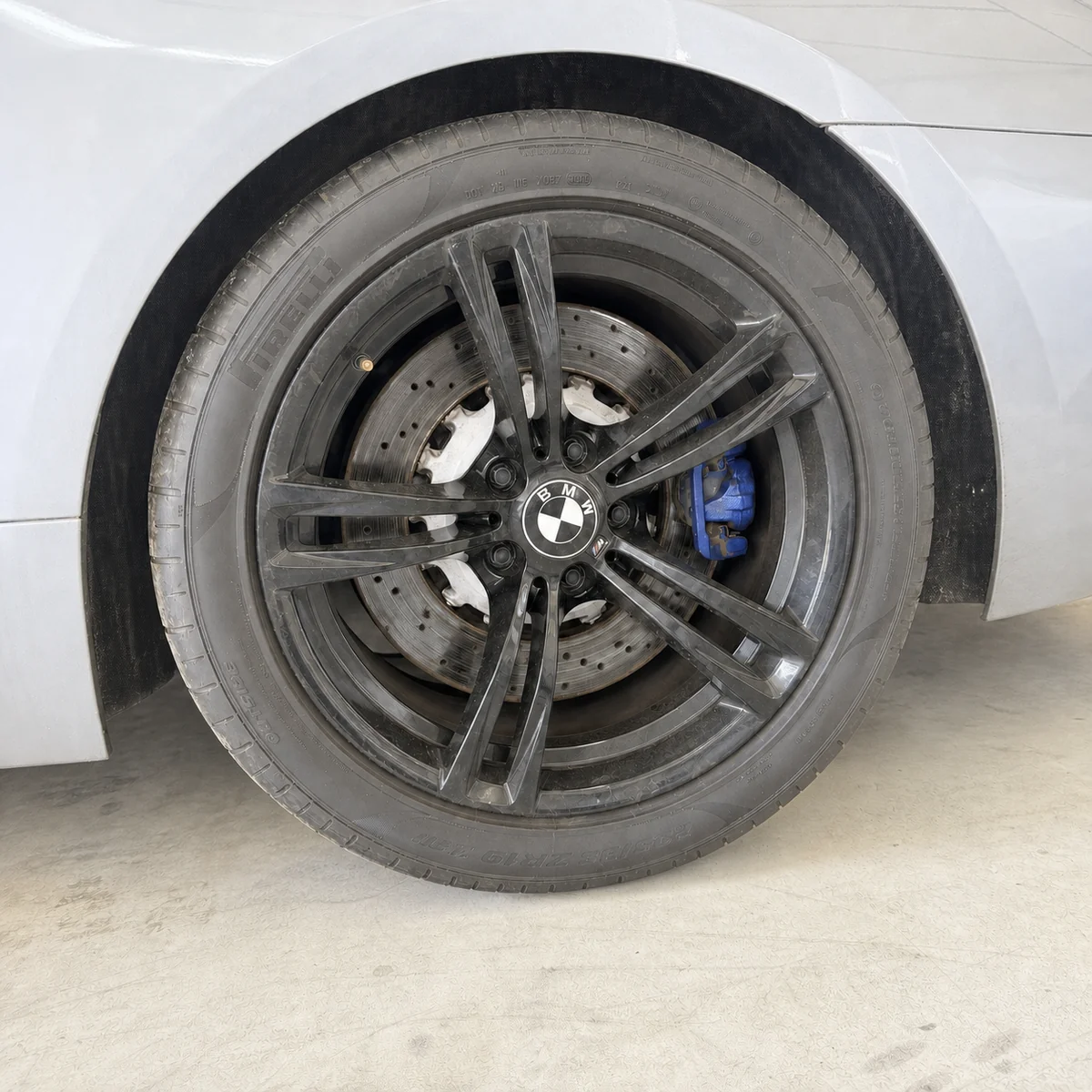 Felga i zacisk BMW M6 przed detailingiem