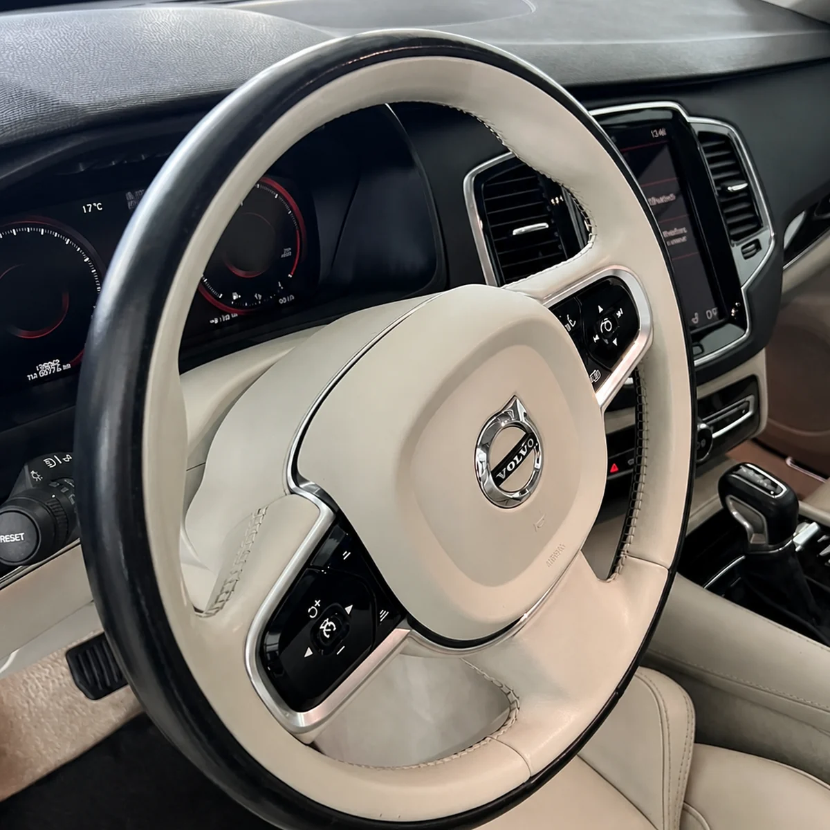 Kierownica Volvo XC90 po czyszczeniu i renowacji