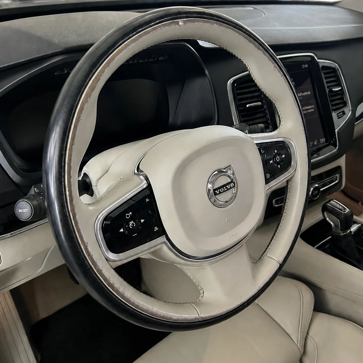 Kierownica Volvo XC90 przed czyszczeniem i renowacją