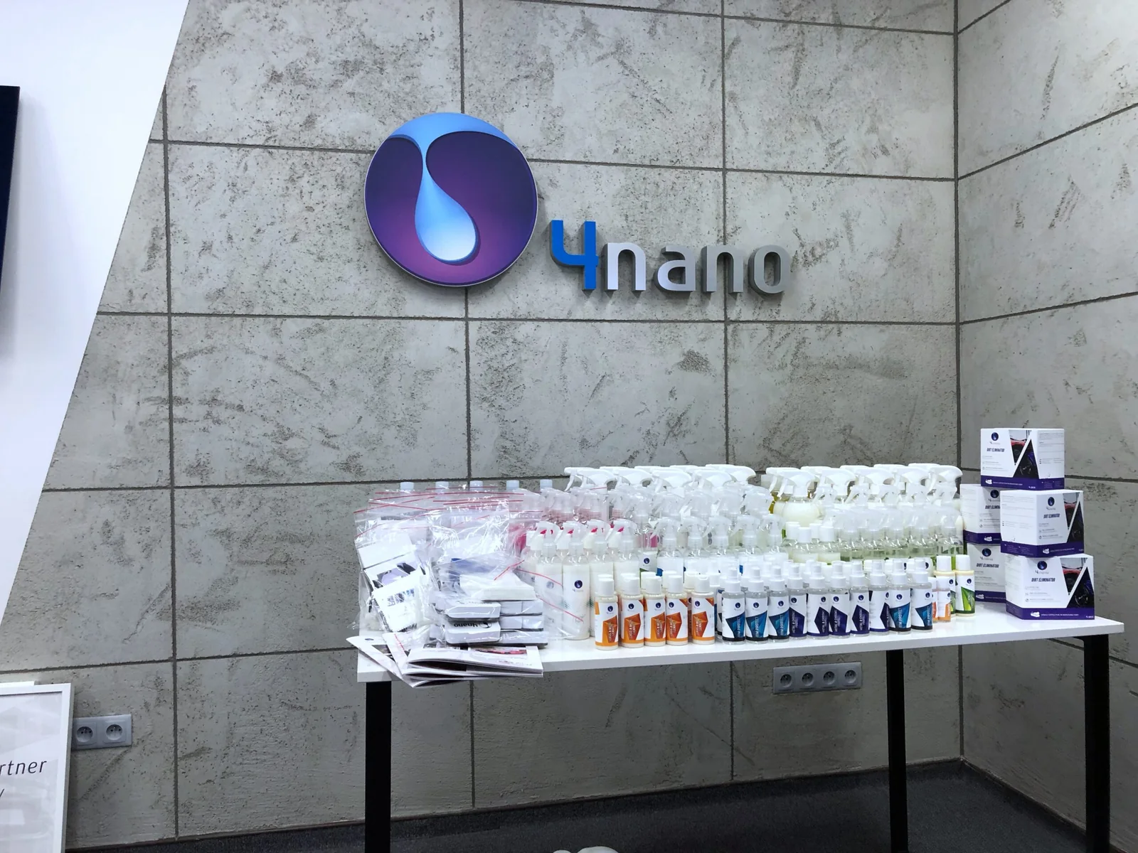 Siedziba 4nano z logo marki i produktami do pielęgnacji samochodów