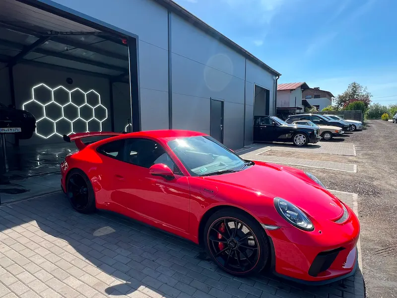 Czerwone Porsche 911 GT3 przed studiem Surowy Detailing
