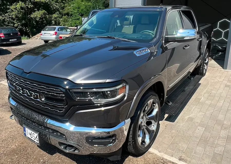 Grafitowy Dodge RAM 1500 przed studiem Surowy Detailing