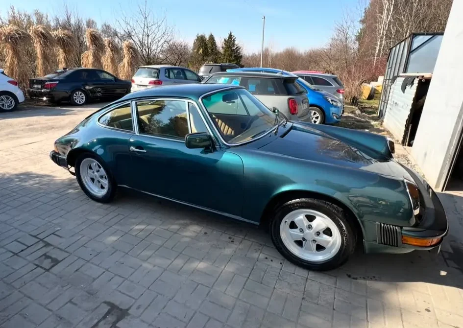 Ciemnozielone Porsche 930 przed studiem Surowy Detailing