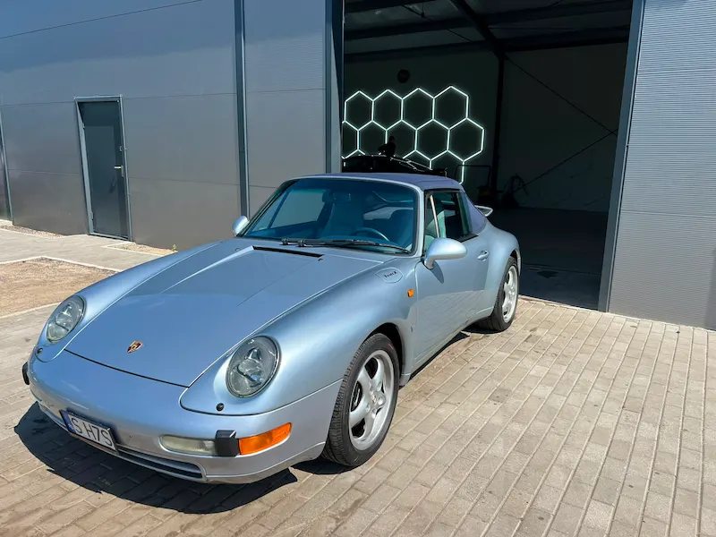 Srebrne Porsche 993 przed studiem Surowy Detailing